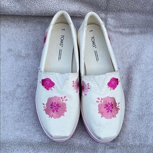 TOMS Women's Pink Floral Canvas Loafers